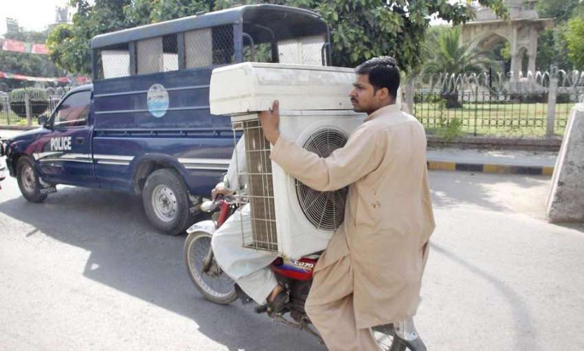 لاہور: صوبائی دارالحکومت میں شدید گرمی کے باعث شہری موٹر ..