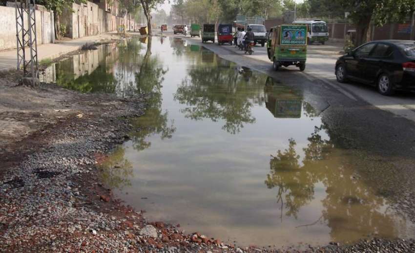 لاہور:ایمپرس روڈ پر گزشتہ کئی دنوں سے سیوریج کا گندا پانی ..