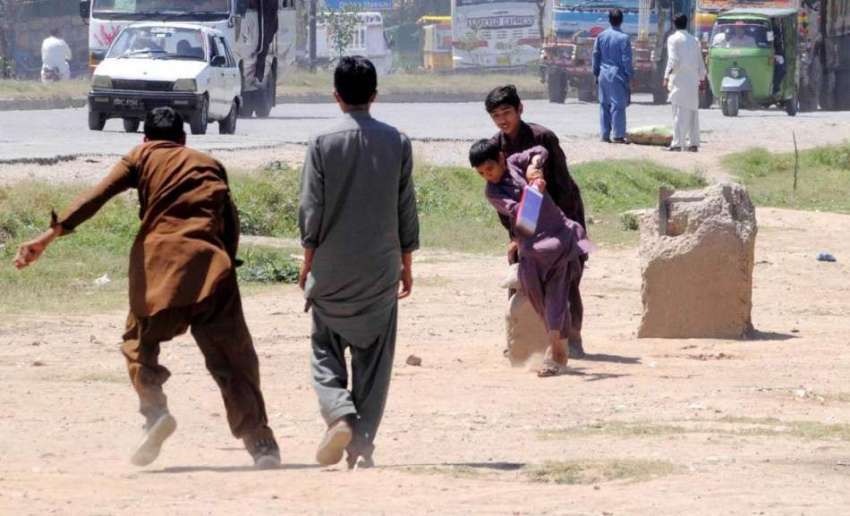 راولپنڈی: افغان بچے کرکٹ کھیل رہے ہیں۔