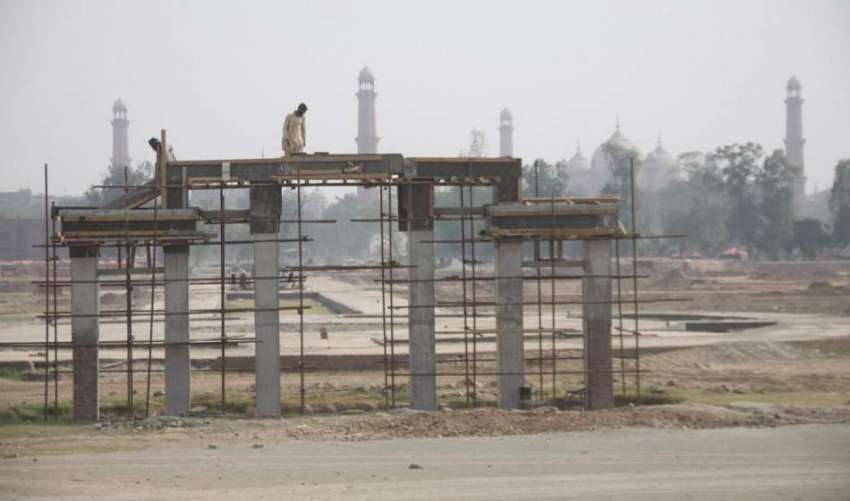 لاہور: گریٹر اقبال پارک کے داخلی راستے کا تعمیراتی کام جاری ..