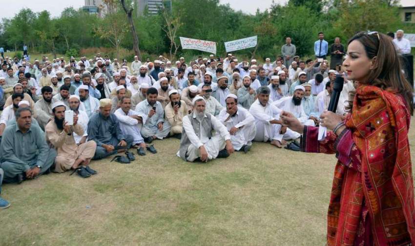 اسلام آباد: پیپلز پارٹی کی رہنماء و سینیٹر شیری رحمن اپنے ..