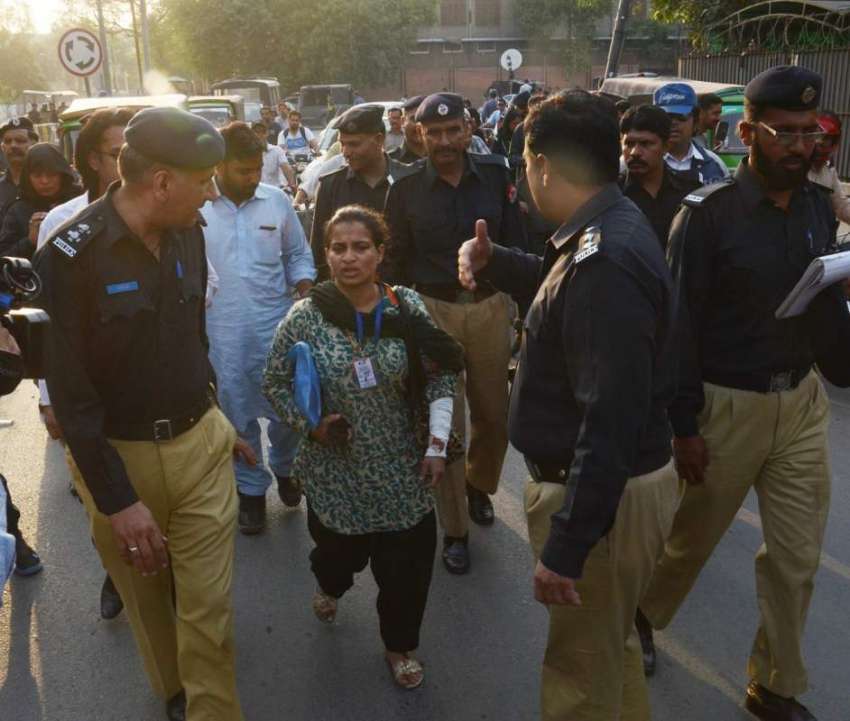 لاہور: آئی جی آفس کے باہر فیکٹری ایریا پولیس کے خلاف خاتون ..