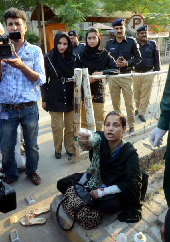 لاہور: آئی جی آفس کے باہر فیکٹری ایریا پولیس کے خلاف خاتون ..