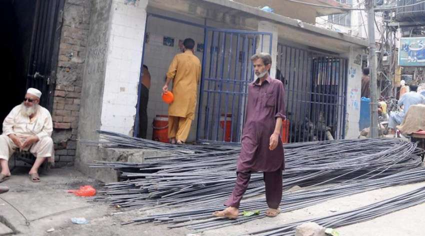 راولپنڈی: فلٹریشن پلانٹ کے سامنے سریا رکھا گیا ہے جس سے نہ ..