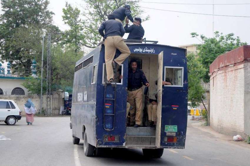 راولپنڈی: پولیس اہلکار گاڑی کی چھت پر سفر کر رہے ہیں۔