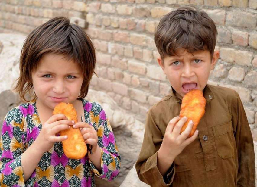 راولپنڈی: افغان بچے مقامی رس گلے کھا رہے ہیں۔