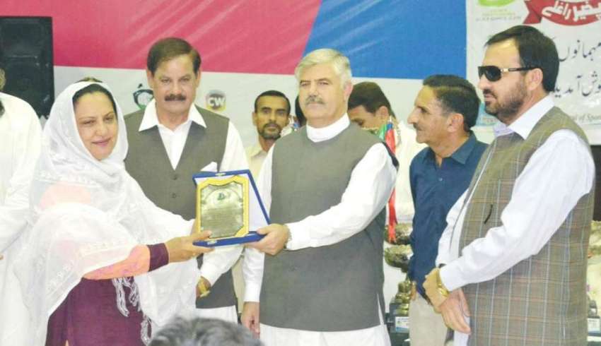 پشاور: ڈائریکٹر جنرل سپورٹس رشیدہ غزنوی صوبائی وزیر کھیل ..