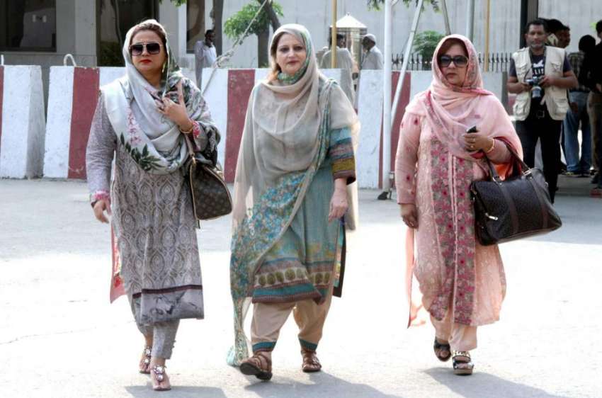 لاہور: پنجاب اسمبلی کے اجلاس میں خواتین اراکین شرکت کے لیے ..