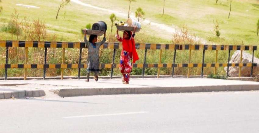 راولپنڈی: سخت دھوپ میں بچیاں سر پر سامان اٹھائے گھر کی طرف ..