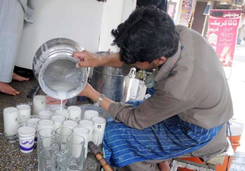 راولپنڈی: محنت کش گرمی میں ٹھنڈی لسی بنا کر فروخت کر رہا ..