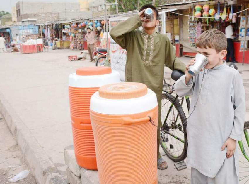 حیدر آباد: گرمی اور پیاس کی شدت کم کرنے کے لیے بچے سڑک کنارے ..