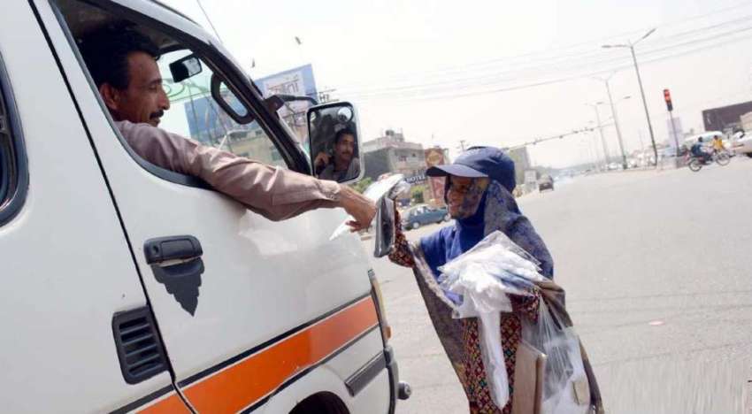 اسلام آباد: ایک لڑکی روڈ پر بنیان اور ازار بند فروخت کر رہی ..