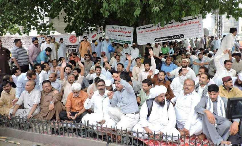 لاہور: ایپکا ملازمین اپنے مطالبات کے حق میں فیصل چوک میں ..
