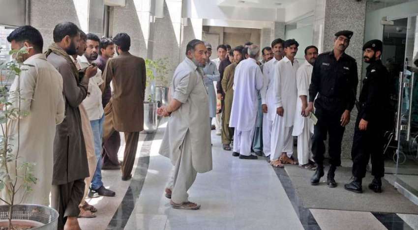 راولپنڈی: انتظامیہ کی نااہلی سکستھ روڈ پر بننے والے پاسپورٹ ..