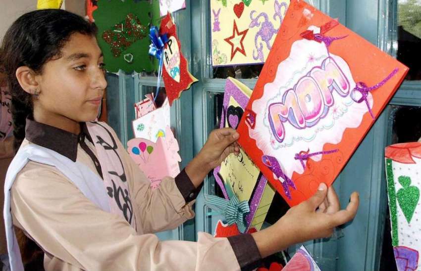 پشاور: پاکستان انٹر نیشنل پبلک سکول میں مدر ڈے کے موقع پر ..