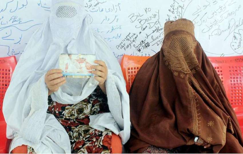پشاور: سوروزائی کی رہائشی خاتون حمیدہ بی بی اپنے لا پتہ بیٹے ..