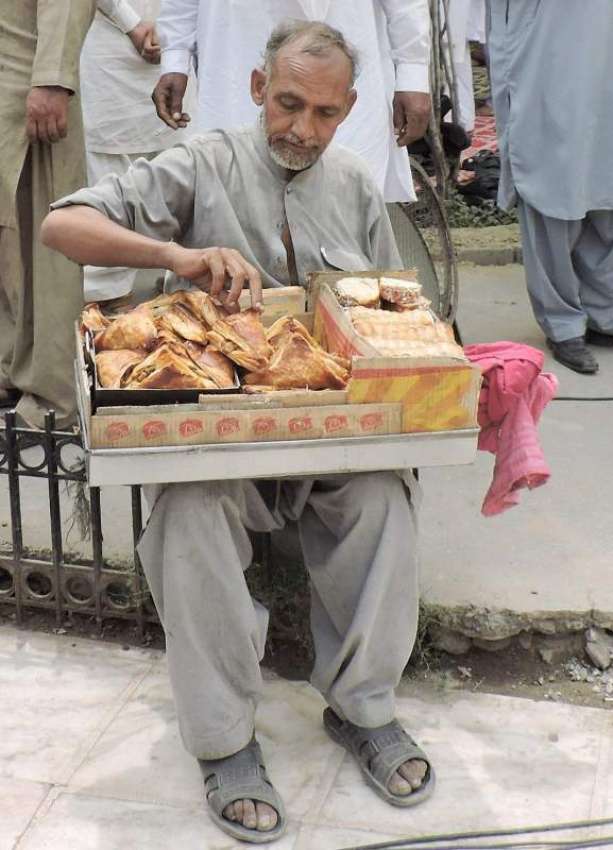 لاہور: فیصل چوک میں ایپکا ملازمین کے احتجاج کے موقع پر ایک ..