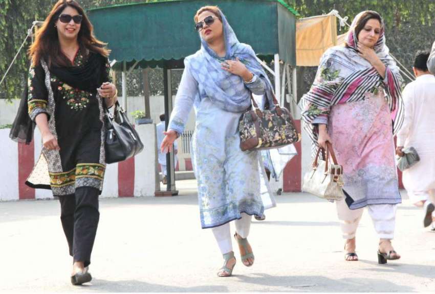 لاہور: پنجاب اسمبلی کے اجلاس کے موقع پر خواتین اراکین پروین ..