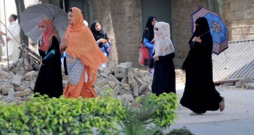 راولپنڈی: دھوپ سے بچنے کے لیے طالبات چھتری تھامے سکستھ روڈ ..