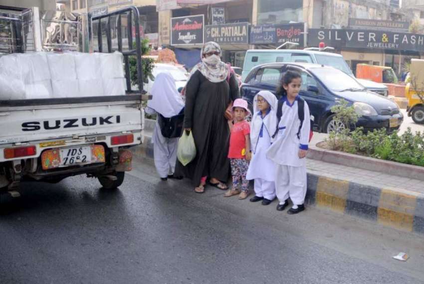 راولپنڈی: پیدل چلنے والوں کے لیے پل نہ ہونے کے باعث ایک خاتون ..