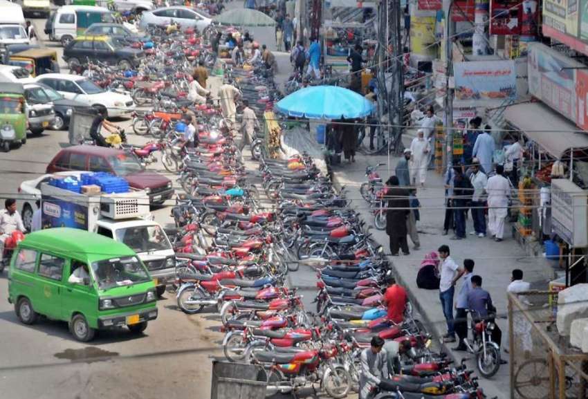 راولپنڈی: ٹریفک پولیس کی نا اہلی سکستھ روڈ پر پلازہ کے باہر ..
