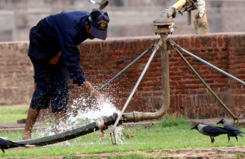 لاہور: گرمی کی شدت کم کرنے کے لیے شہری پھٹے ہوئے پائپ سے پانی ..