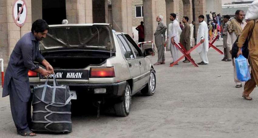 راولپنڈی: ریلوے اسٹیشن پر نو پارکنگ بورڈ کے آگے ایک شخص گاڑی ..