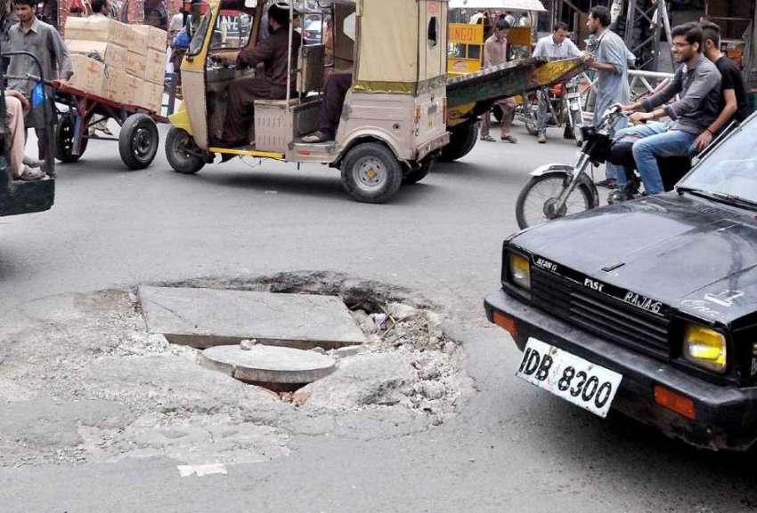 راولپنڈی: ڈونگی کھوئی چوک میں مین سڑک پر ٹوٹا مین ہول ٹریفک ..