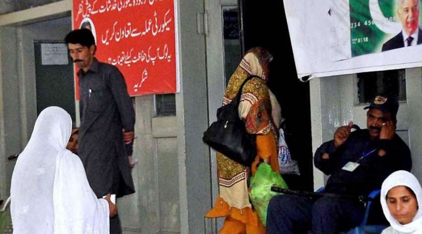 راولپنڈی: ڈی ایچ کیو ہسپتال میں سیکیورٹی کا منظر، مریضوں ..