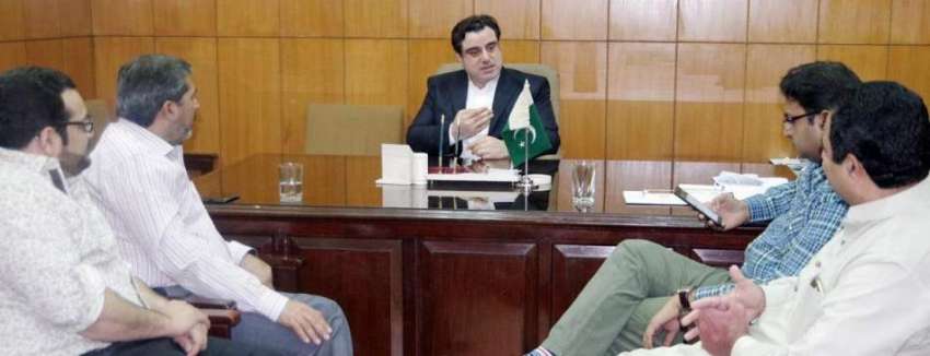لاہور: صوبائی وزیر خوراک بلال یاسین اپنے دفتر میں فلور ملز ..