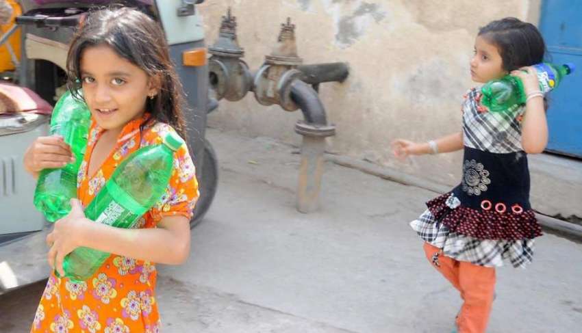 راولپنڈی: بچے ٹیوب ویل سے پانی بھر کر لیجا رہے ہیں۔