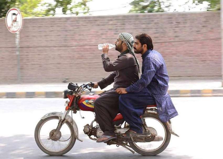 لاہور: ایک شہری موٹر سائیکل پر سفر کے دوران شدید گرمی کے ..