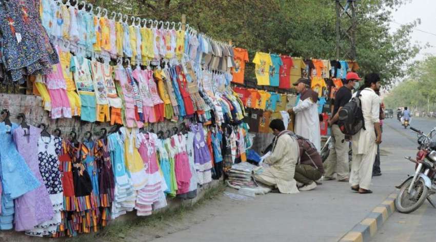 لاہور: وحدت روڈ پر ایک شخص نے بچوں کے کپڑے فروخت کرنے کے لیے ..