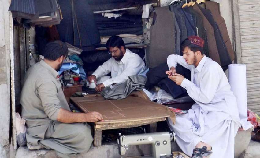 کوئٹہ: جناح روڈ پر ایک درزی اپنے کام میں مصروف ہے۔