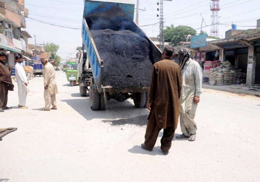 راولپنڈی: سڑک کی کارپٹنگ کے لیے تارکول سے بھرا ٹرک خالی کیا ..
