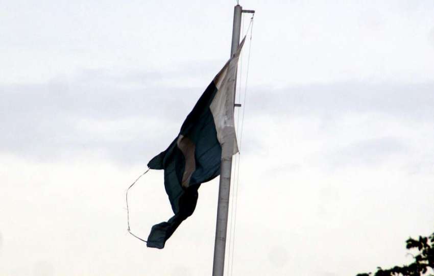 اسلام آباد: ایکسپریس ہائی وے پر پھٹا ہوا پاکستانی پرچم انتظامیہ ..