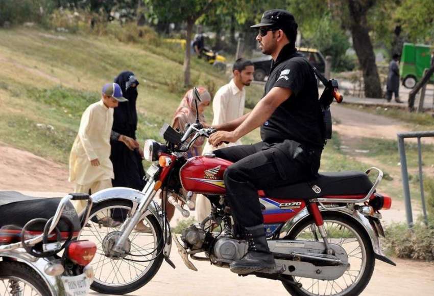 اسلام آباد: ایک پولیس اہلکار بغیر ہیلمٹ موٹر سائیکل چلا ..