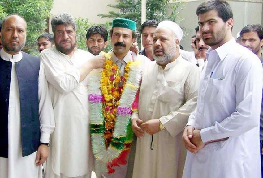 پشاور: پی کے 8 کے ضمنی انتخابات میں جیتنے والے ارباب وسیم ..