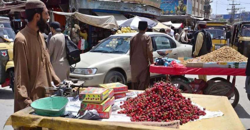 کوئٹہ: کندھاری بازار میں ایک ریڑھی بان چرے فروخت کرنے کے ..