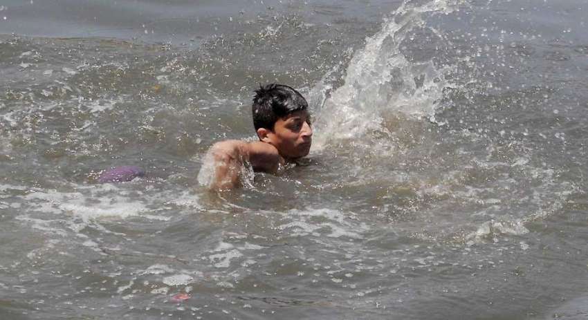 راولپنڈی: ایک نوجوان گرمی کی شدت کم کرنے کے لیے نہر میں نہار ..
