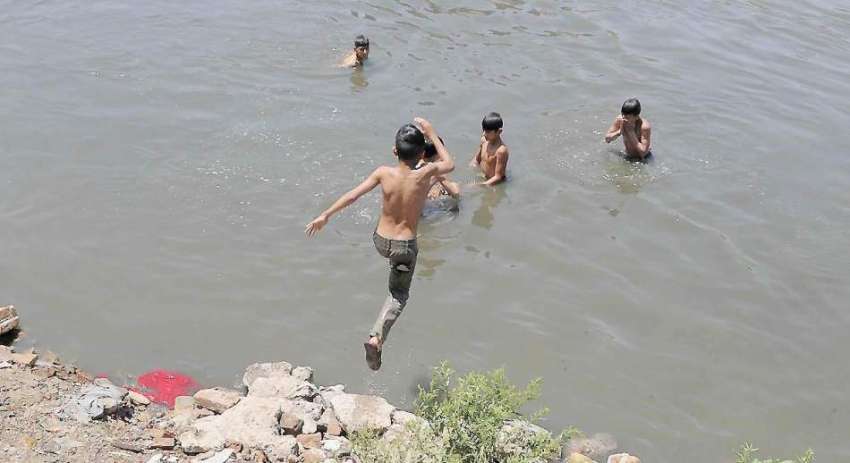راولپنڈی: بچے گرمی کی شدت کم کرنے کے لیے نہر میں نہار ہے ہیں۔