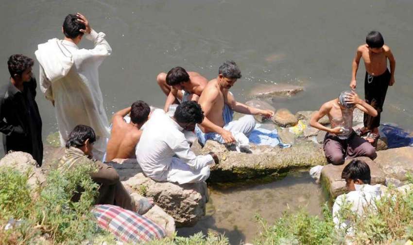 راولپنڈی: گرمی کی شدت کم کرنے کے لیے شہری نہر کنارے نہا رہے ..