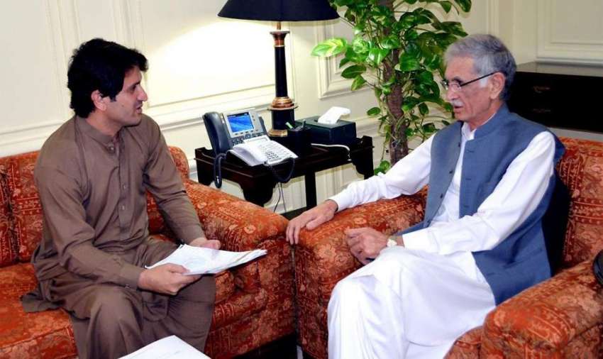 پشاور: وزیر اعلیٰ خیبر پختونخوا پرویز خٹک سے رکن صوبائی ..