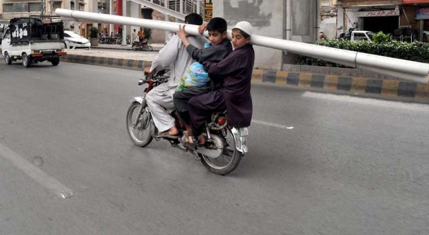 راولپنڈی: موٹر سائیکل سوار بچے کندھے پر پائپ رکھے مری روڈ ..