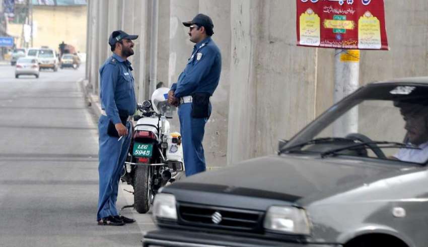 راولپنڈی: سخت گرمی کے باعث ٹریفک وارڈ ن سائے تلے کھڑے ہیں۔