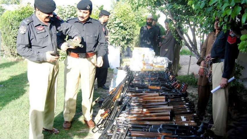 پشاور: چمکنی تھانہ میں پکڑے جانیوالا اسلحہ ایس پی رولر شاکر ..