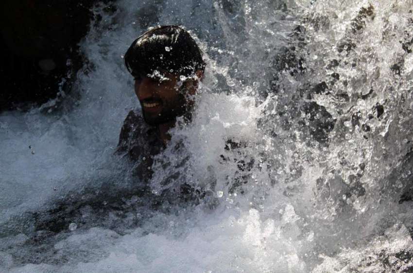 اسلام آباد: وفاقی دارالحکومت میں شہری گرمی کی شدت سے بچنے ..