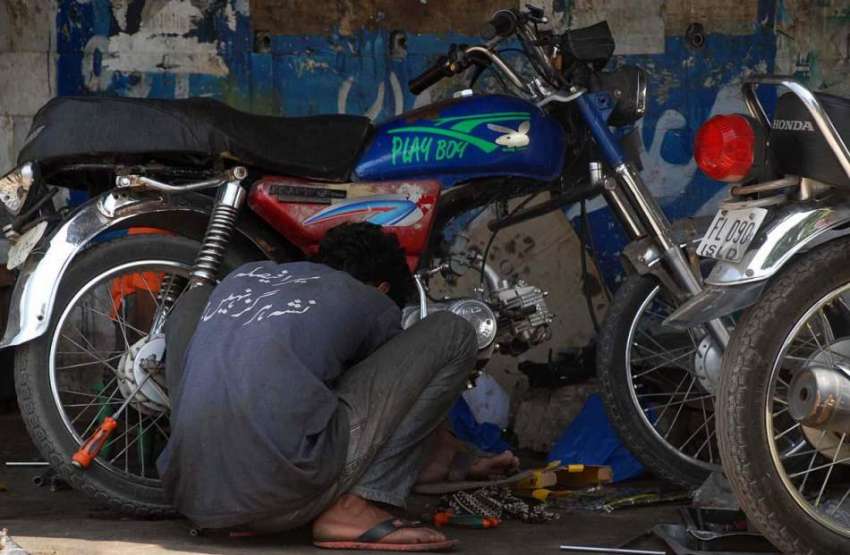 اسلام آباد: ایک مکینک موٹر سائیکل مرمت کرنے میں مصروف ہے۔