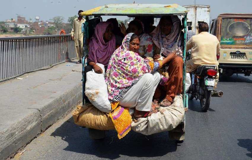لاہور: شہری خطرناک انداز سے موٹر سائیکل رکشہ پر سفر کر رہے ..