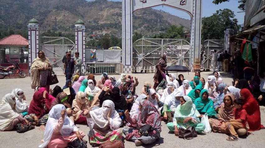 مظفر آباد: لیڈیز ہیلتھ ورکر مطالبات کے حق میں احتجاج کر رہی ..